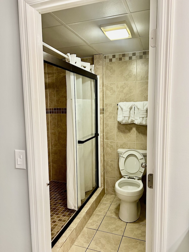 newly renovated 102 2bd condo with riverview balcony by redawning