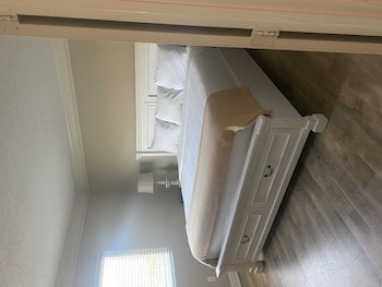 newly renovated 102 2bd condo with riverview balcony by redawning
