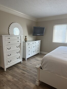 newly renovated 102 2bd condo with riverview balcony by redawning
