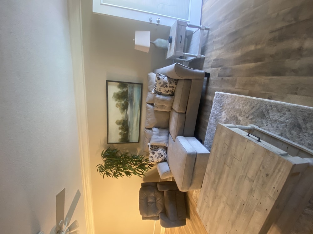 newly renovated 102 2bd condo with riverview balcony by redawning