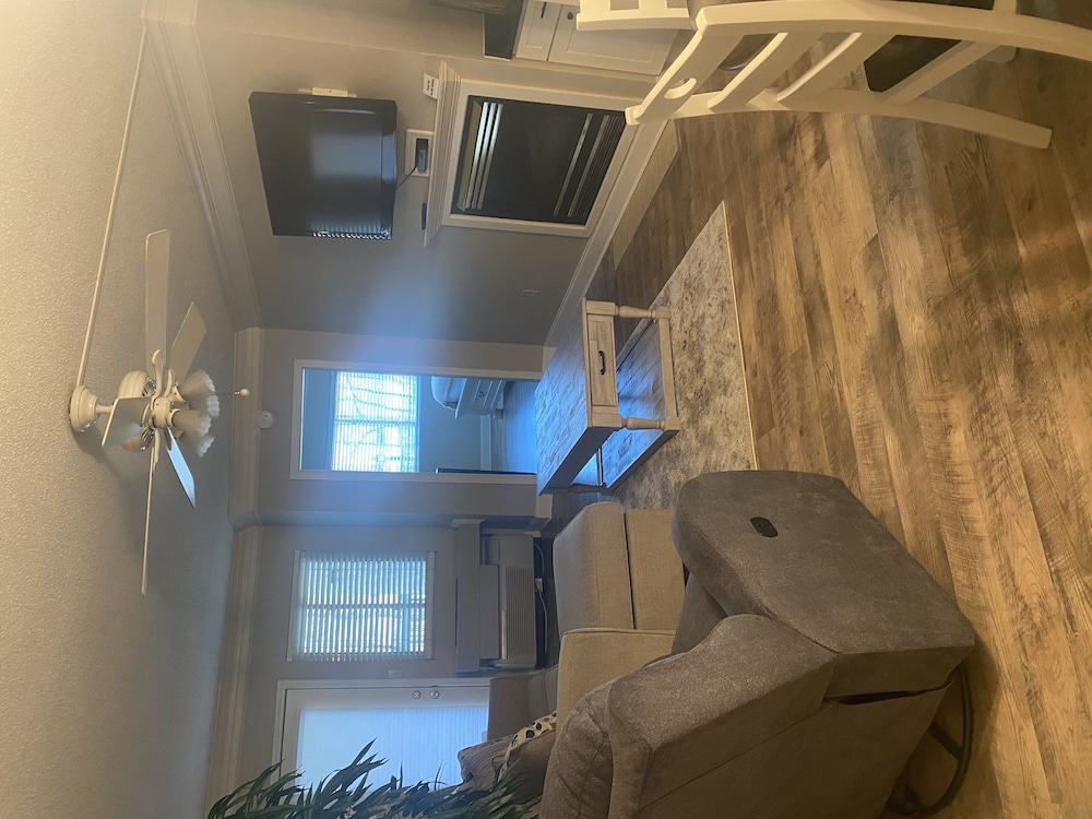 newly renovated 102 2bd condo with riverview balcony by redawning
