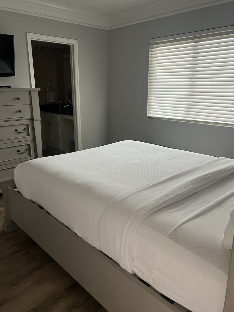 newly renovated 102 2bd condo with riverview balcony by redawning