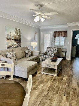 newly renovated 102 2bd condo with riverview balcony by redawning