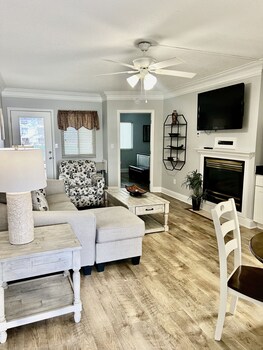 newly renovated 102 2bd condo with riverview balcony by redawning