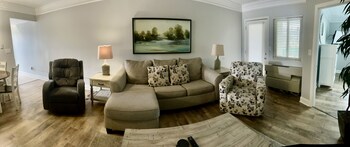 newly renovated 102 2bd condo with riverview balcony by redawning