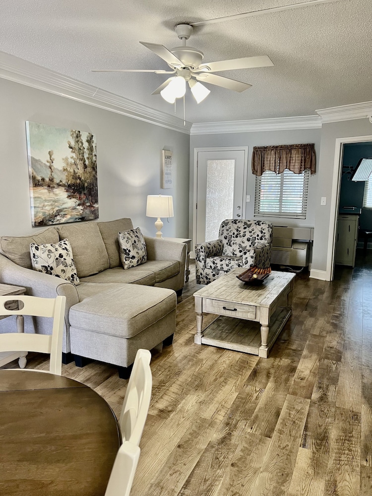newly renovated 102 2bd condo with riverview balcony by redawning