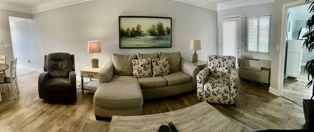 newly renovated 102 2bd condo with riverview balcony by redawning