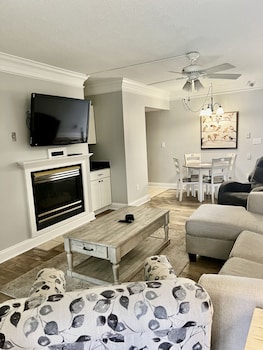 newly renovated 102 2bd condo with riverview balcony by redawning