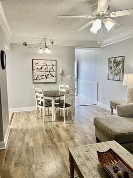 newly renovated 102 2bd condo with riverview balcony by redawning