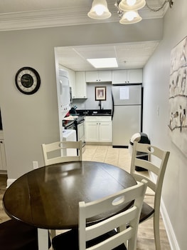 newly renovated 102 2bd condo with riverview balcony by redawning