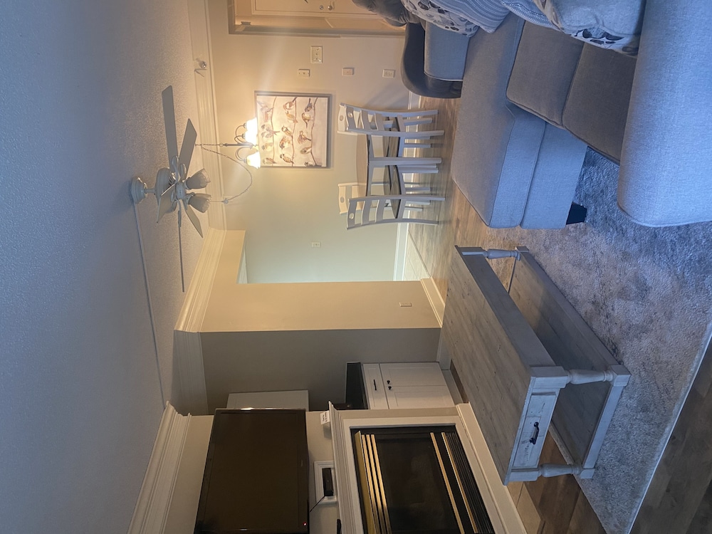 newly renovated 102 2bd condo with riverview balcony by redawning