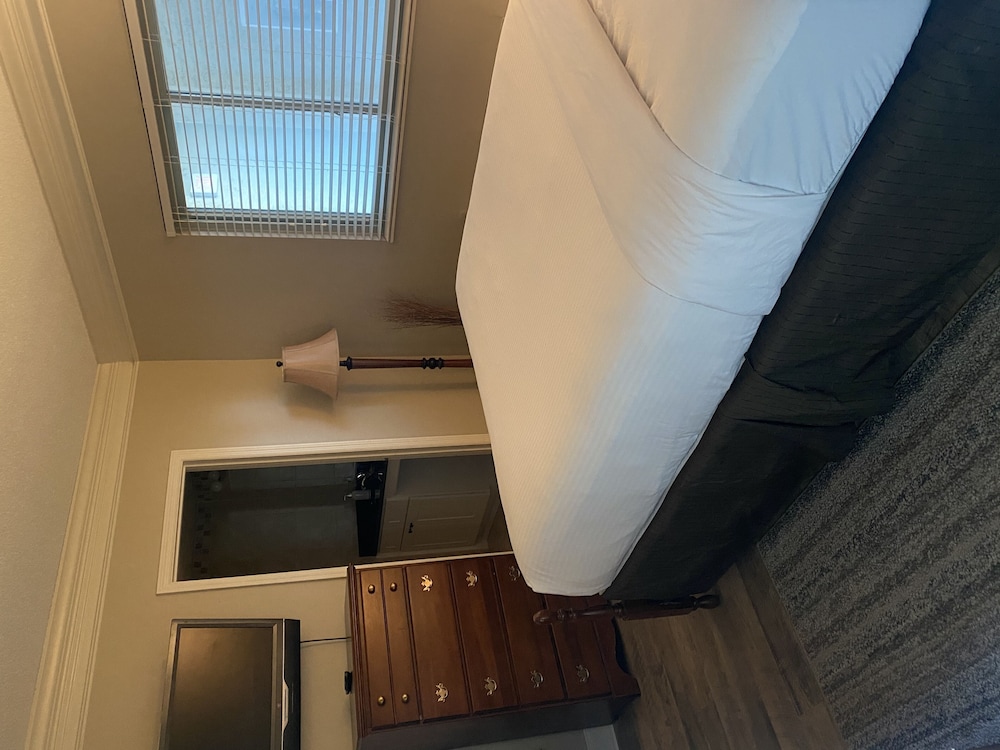 newly renovated 102 2bd condo with riverview balcony by redawning