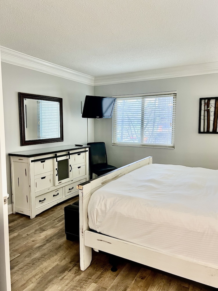 newly renovated 102 2bd condo with riverview balcony by redawning