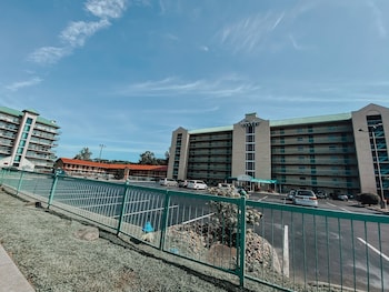 river place 8 2 br condo