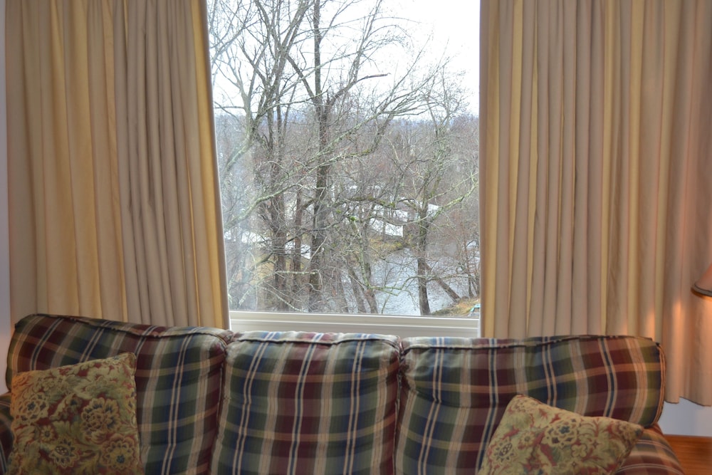 river place 8 2 br condo