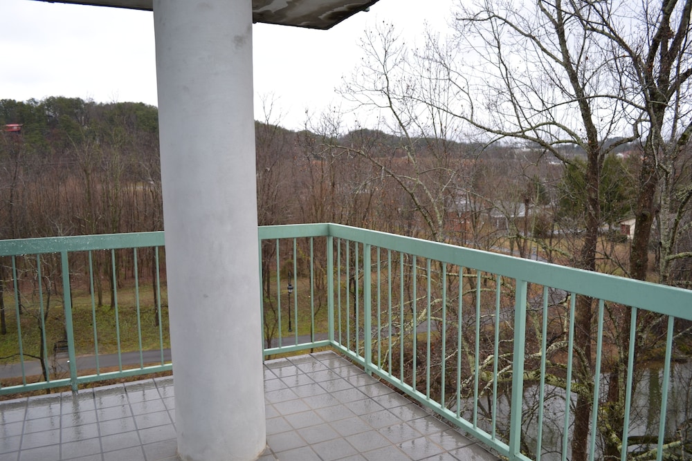 river place 8 2 br condo