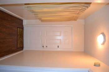 river place 8 2 br condo