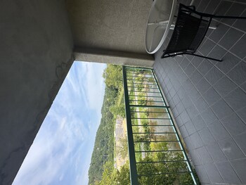 river place 4 1 br condo