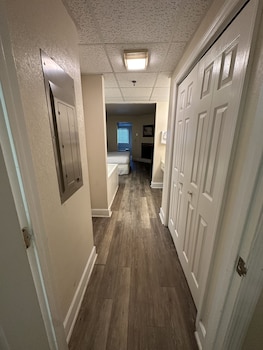 river place 4 1 br condo