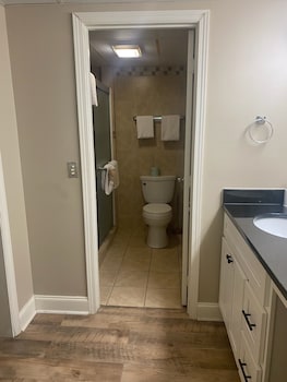 river place 14 3 br condo