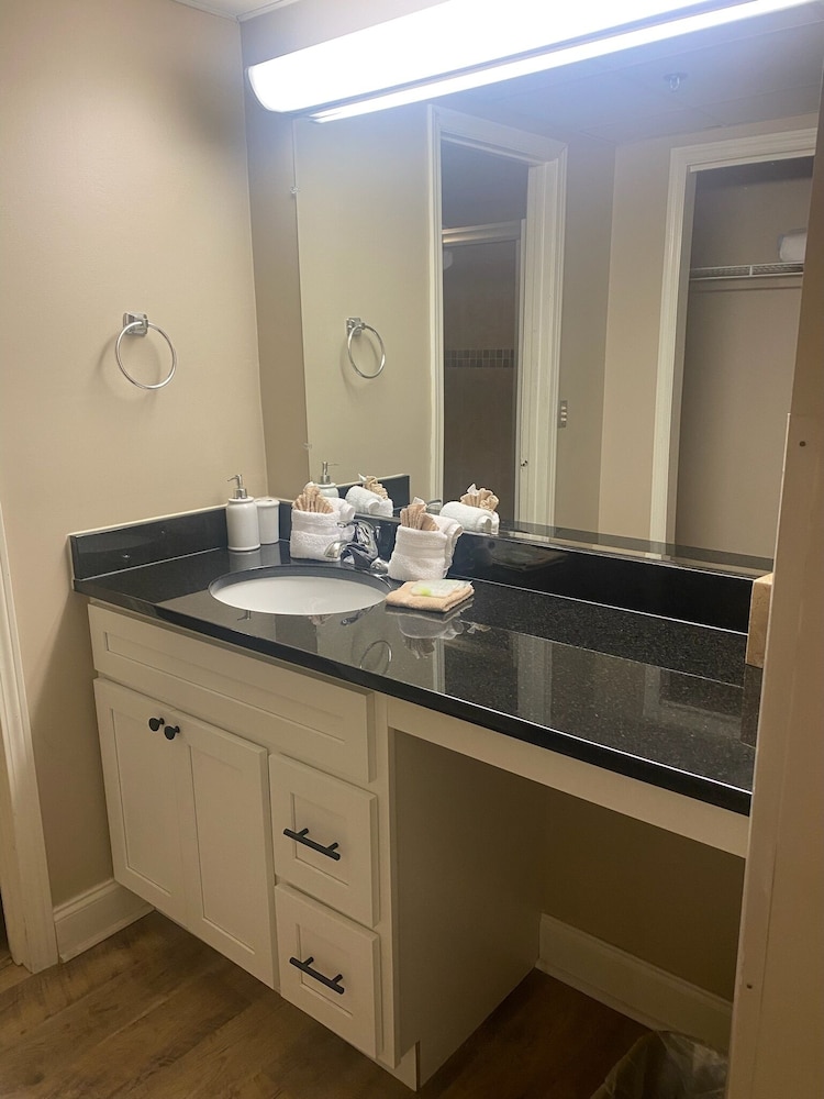 river place 14 3 br condo