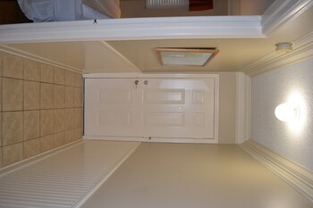 river place 14 3 br condo