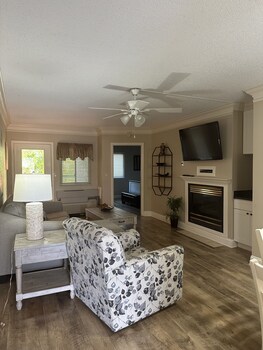 river place 14 3 br condo