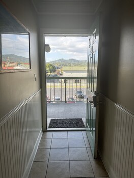 river place 14 3 br condo