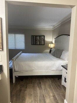 river place 14 3 br condo