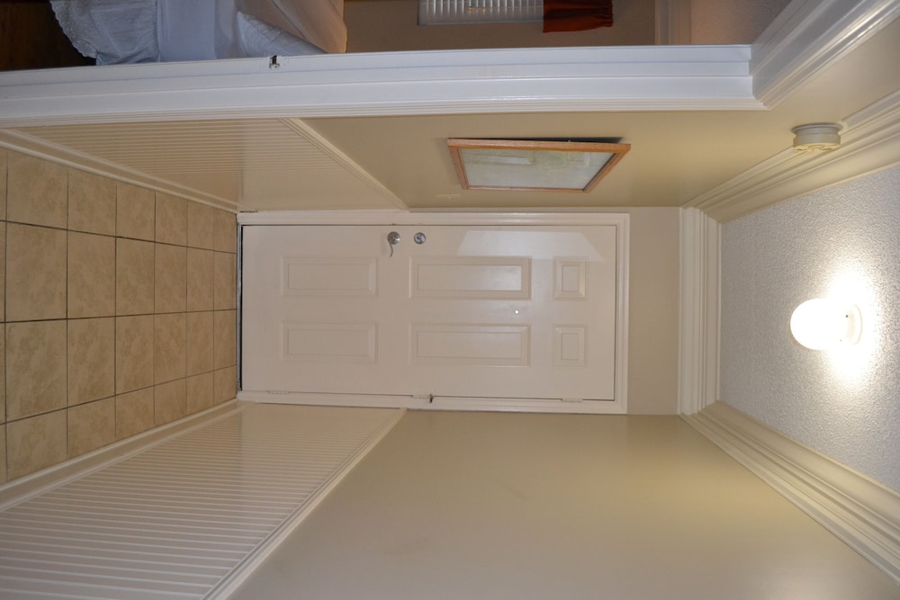 river place 14 3 br condo