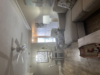 river place 14 3 br condo