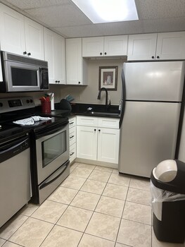 river place 14 3 br condo