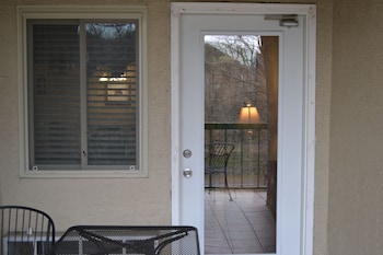 river place 14 3 br condo