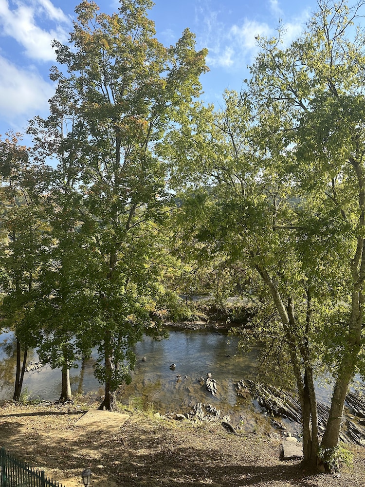 river place 14 3 br condo