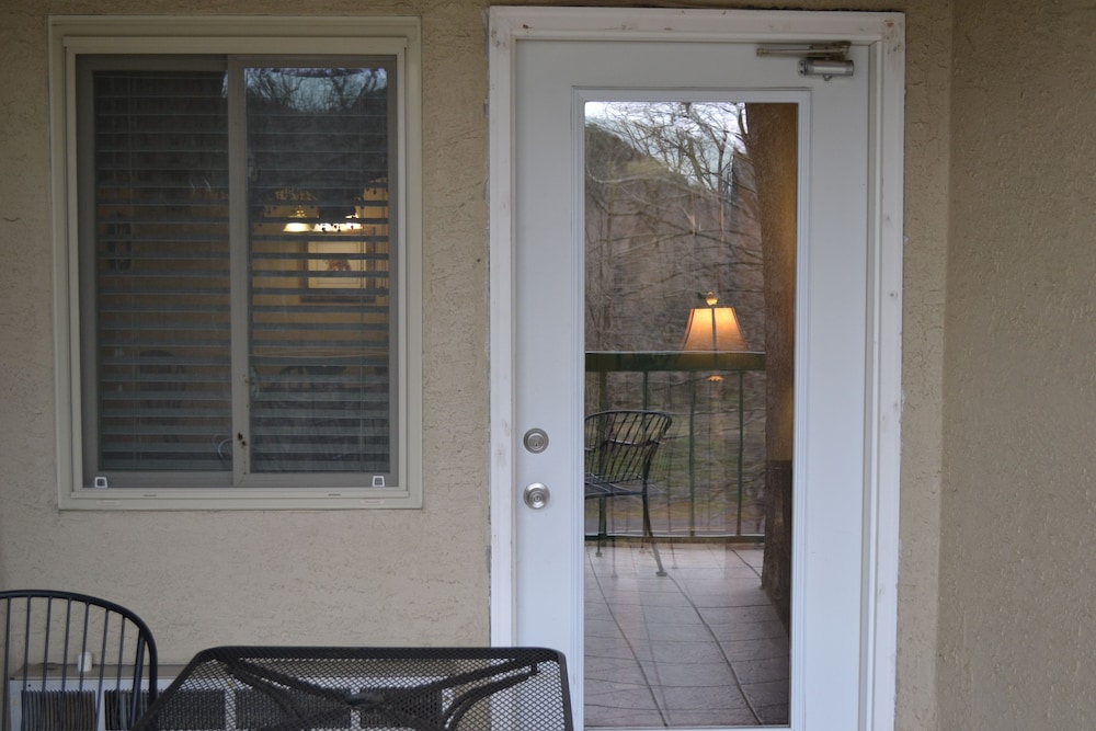 river place 14 3 br condo