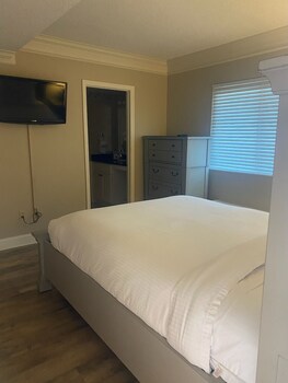 river place 14 3 br condo