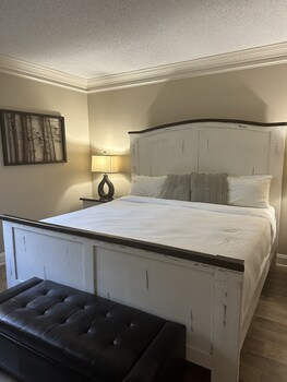 river place 14 3 br condo