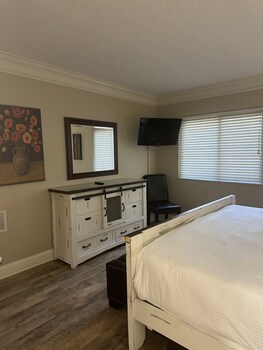 river place 14 3 br condo