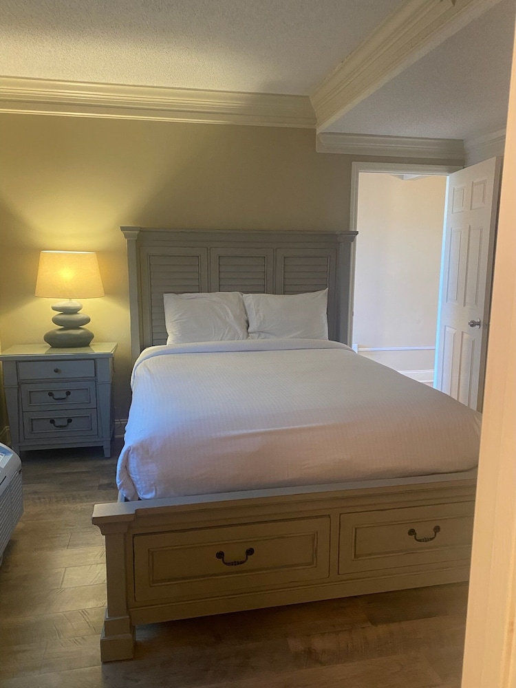 river place 14 3 br condo