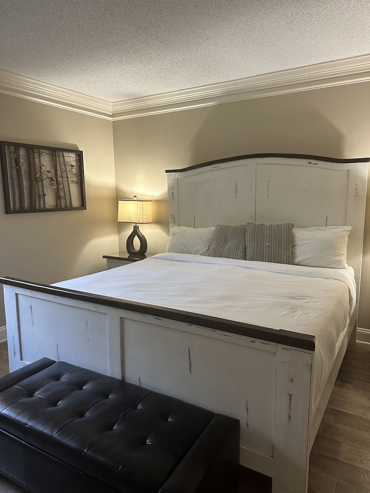 river place 14 3 br condo