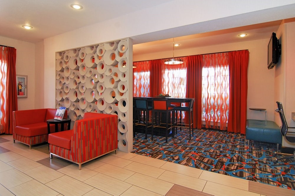 holiday inn express destin e commons mall area