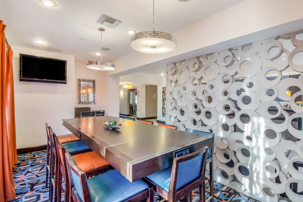 holiday inn express destin e commons mall area