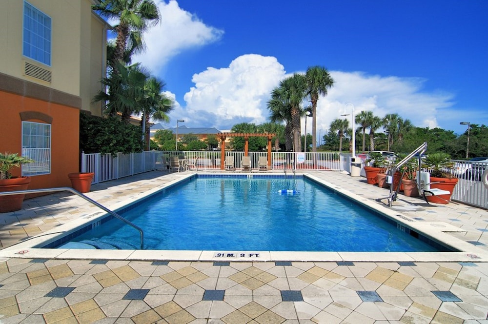 holiday inn express destin e commons mall area