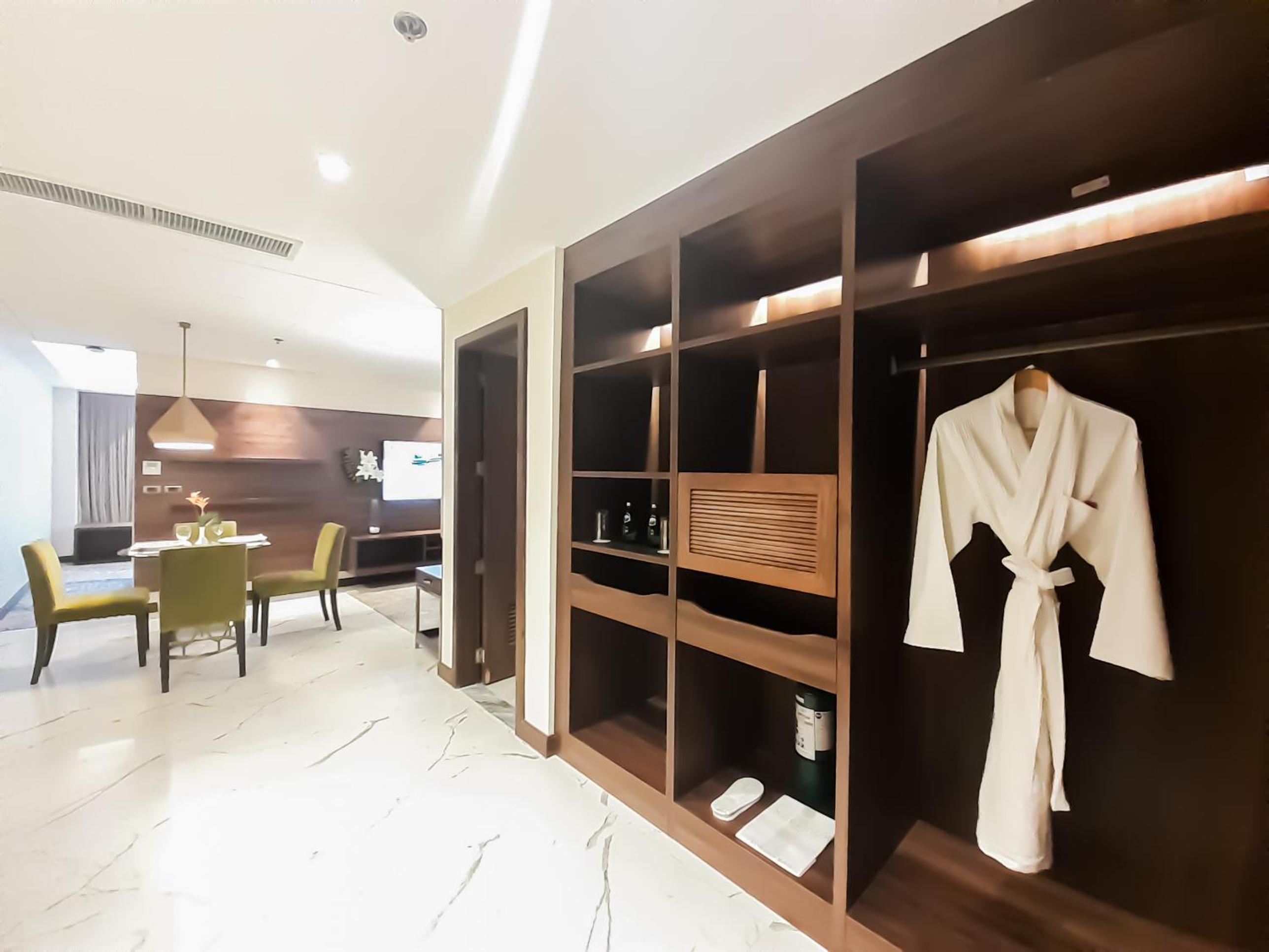 the excelsior hotel las pinas