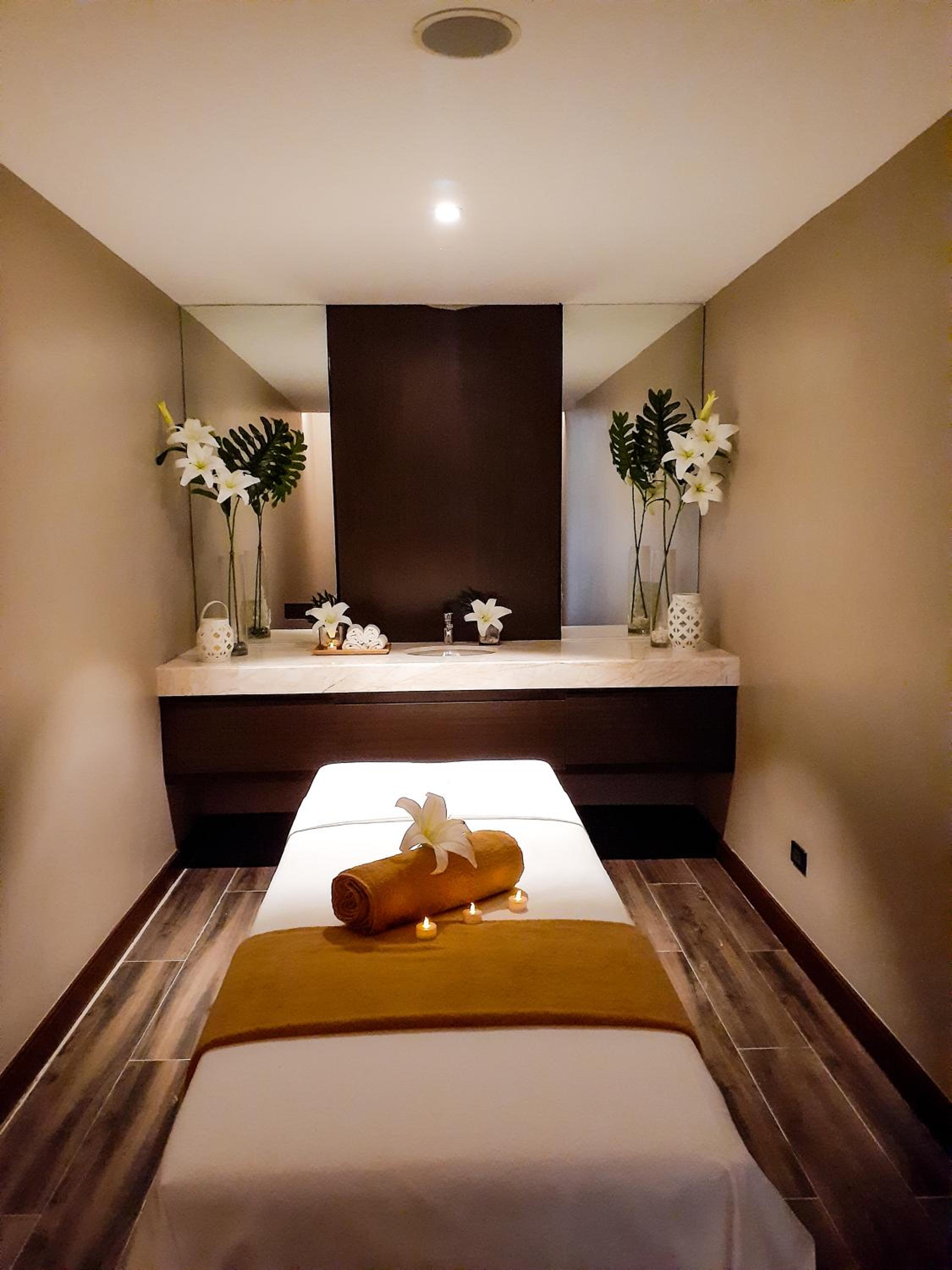 the excelsior hotel las pinas