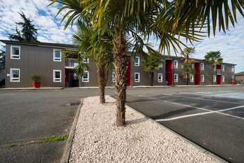 Brit Hotel Essentiel Pau Lescar,Lescar>>Artiguelouve,2 star