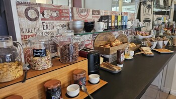 Brit Hotel Essentiel Pau Lescar,Lescar>>Artiguelouve,2 star