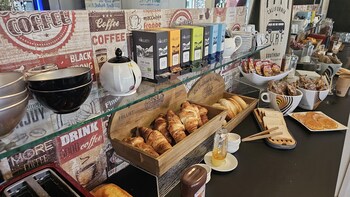 Brit Hotel Essentiel Pau Lescar,Lescar>>Artiguelouve,2 star