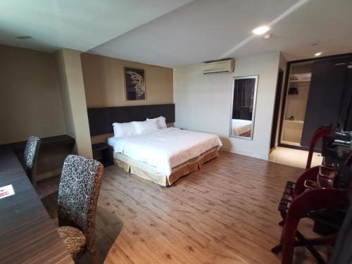 de leon hotel ll