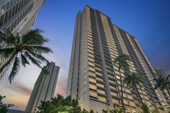 light and airy 8th floor ocean view condo with lanai